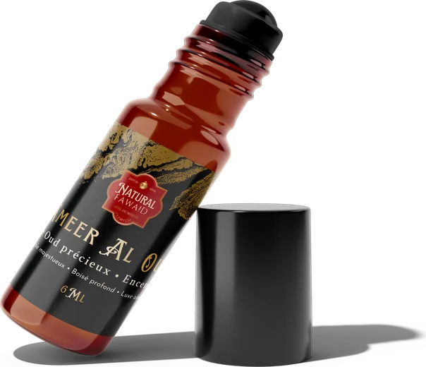 Flacon roll-on Ameer Al Oud de 6 ml, incliné contre son bouchon noir.