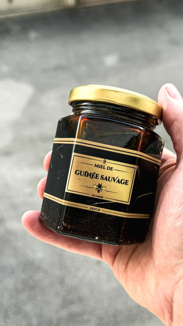 Le même pot de miel de Guinée sauvage de 2017