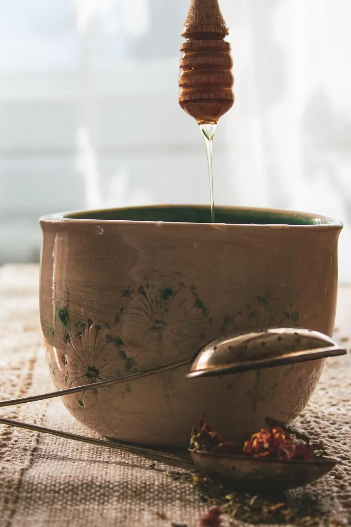 Miel de jujubier Sidr versé dans une infusion artisanale — usage traditionnel