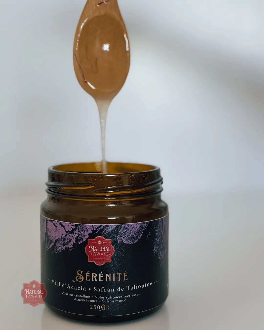 Pot Miel Sérénité Natural Fawaid ouvert avec filet de miel ambré doré et safran de Taliouine