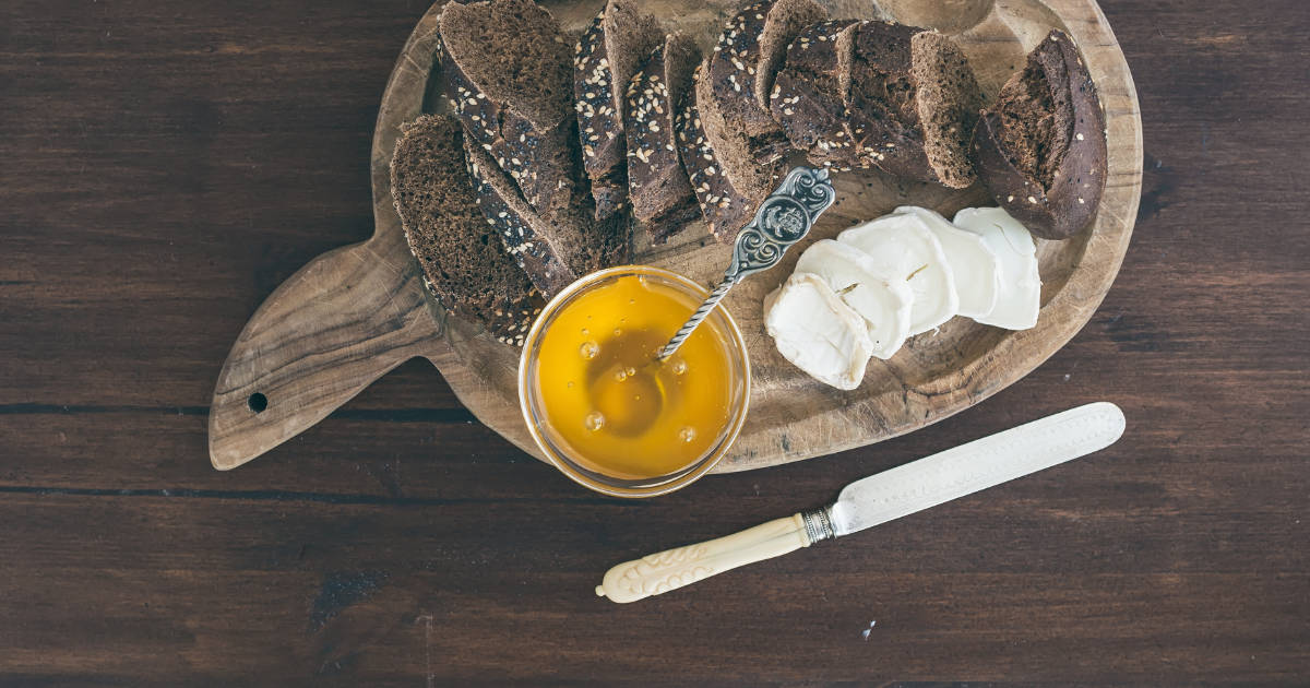 Tartines de chèvre chaud au miel et amandes