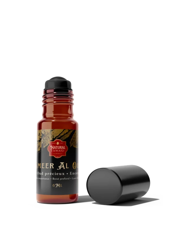 Ameer Al Oud – Huile de parfum orientale sans alcool Surrati Flacon brun apothicaire de 6 ml contenant l’attar oriental Ameer Al Oud de Surrati, huile de parfum sans alcool.