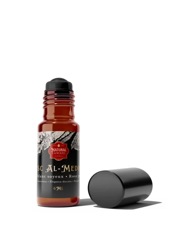 Format : 6 ml – flacon apothicaire brun anti-UV Flacon brun apothicaire de 6 ml contenant l’huile de parfum sans alcool Musc Al-Medinah, musc blanc pur et soyeux.