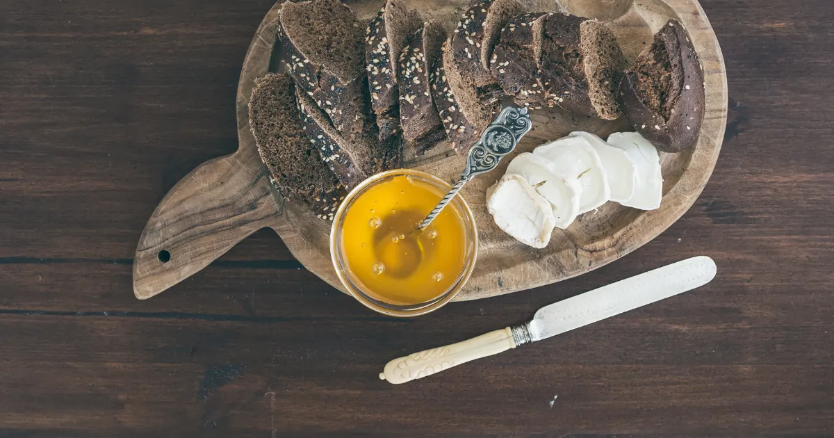 Tartines de chèvre chaud au miel, amandes et thym servies en entrée