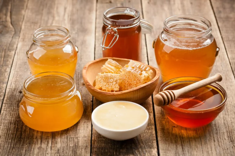 Différentes textures de miel naturel liquide cristallisé et crémeux