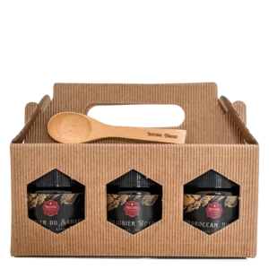 Coffret de trois miels de jujubier Natural Fawaid provenant du Yémen, du Maroc et du Sahara algérien, présenté dans un emballage carton avec cuillère en bambou gravée