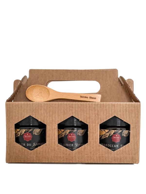 Coffret découverte miels de jujubier – Yémen, Maroc et Sahara algérien Coffret de trois miels de jujubier Natural Fawaid provenant du Yémen, du Maroc et du Sahara algérien, présenté dans un emballage carton avec cuillère en bambou gravée