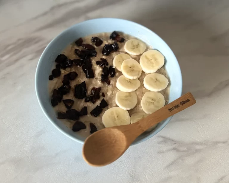 Bol de porridge froid à la banane avec dattes Ajwa et filet de miel d’acacia
