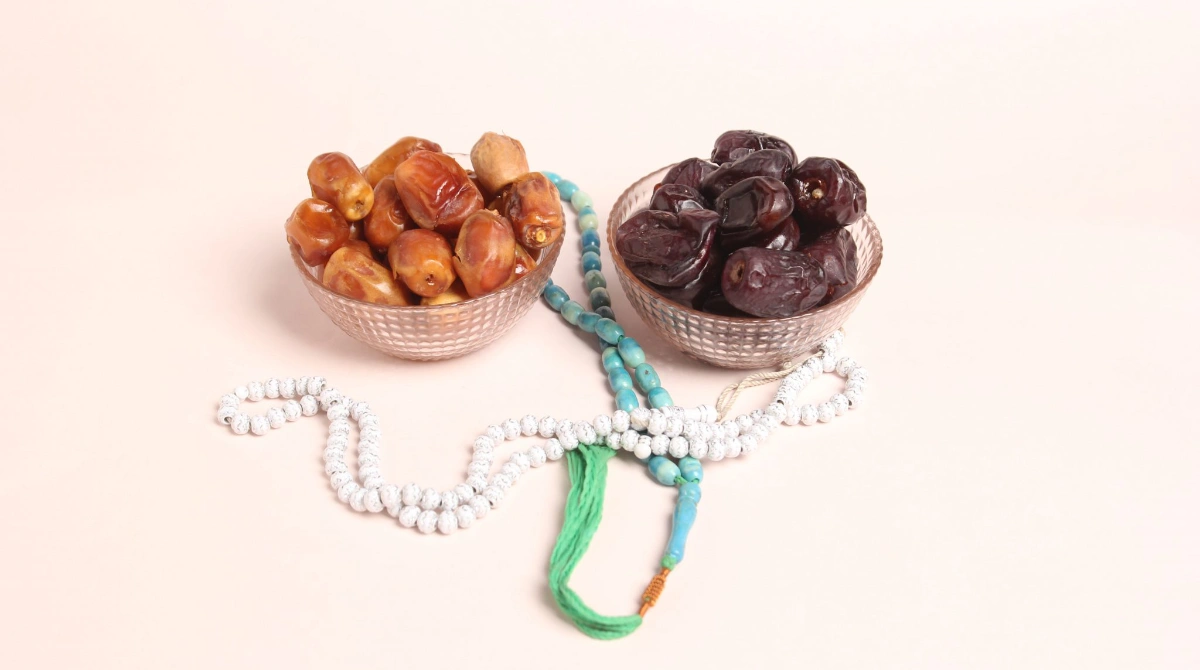 Dattes Ajwa de Médine : fruits mûrs, peau foncée et ridée, disposées sur un plateau en bois naturel