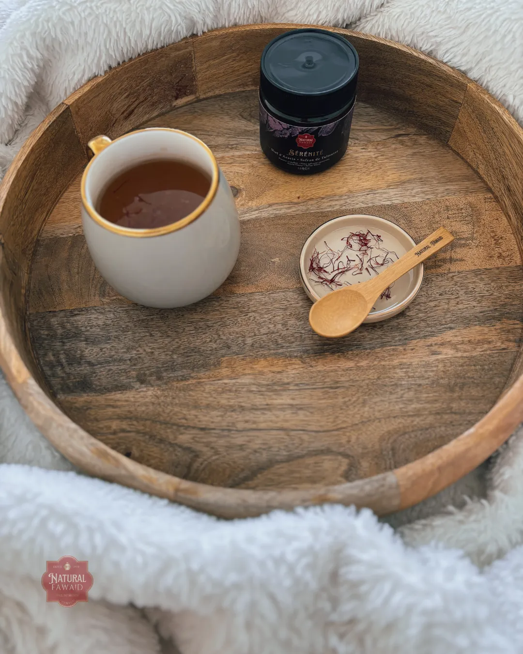 Pot Sérénité Natural Fawaid, miel d'acacia et safran de Taliouine, avec filaments de safran sur plateau en bois